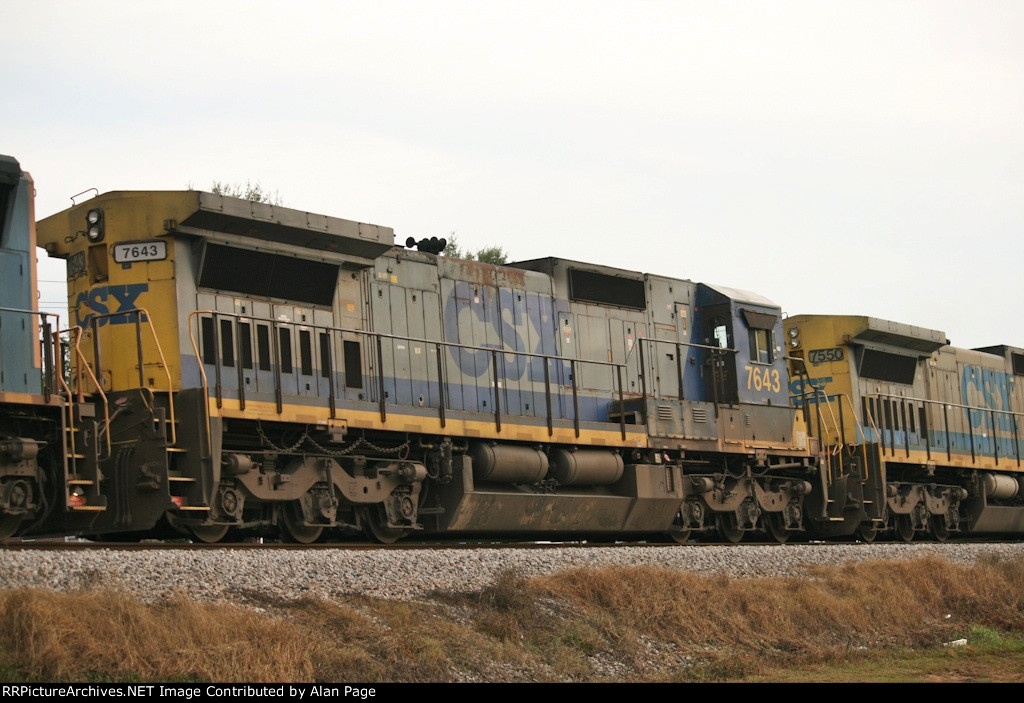 CSX C40-8 7643 runs second